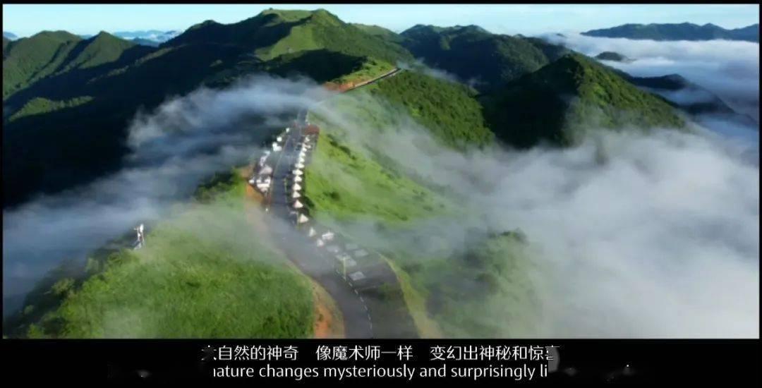 无物业老旧小区发生火灾后 架空层仍杂物乱堆 私拉电线现象严重